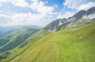 阿尔卑斯山田园般的夏日景色