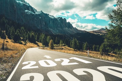 2021年新年旅行和未来愿景的概念。