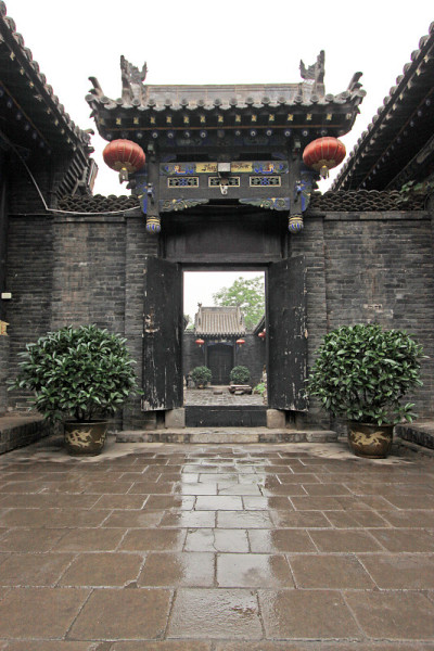 中国传统建筑风格的四合院，带有柱顶