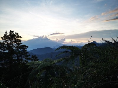 下午日落时的山景