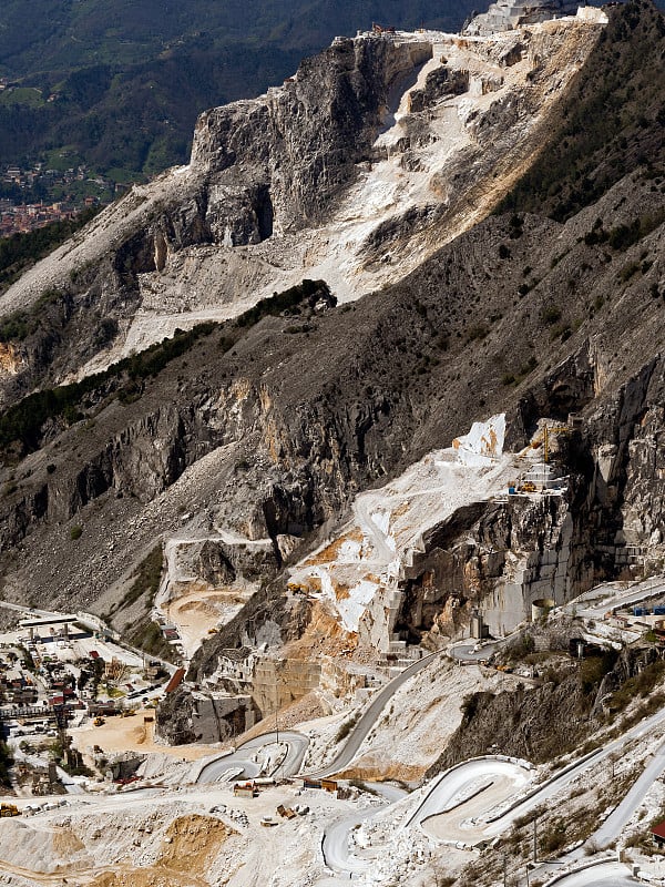 大理石采石场与发夹弯山路-意大利工业