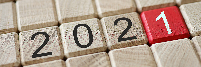 一套严格的木块与2021签字在他们