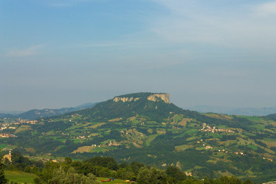 Bismantova Rock(意大利语Pietra di Bismantova)，位于Castel