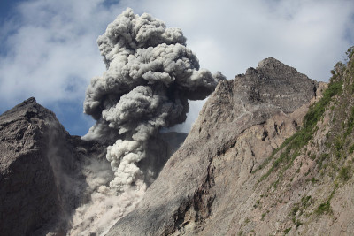 巴图塔拉火山喷发出火山灰云