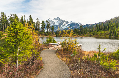 风景秀丽的Shuksan山与湖上的倒影和日落，Whatcom县，华盛顿，美国。