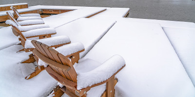 犹他州湖面上，积雪覆盖的甲板和椅子