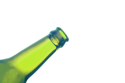 空啤酒瓶孤立在白色背景上