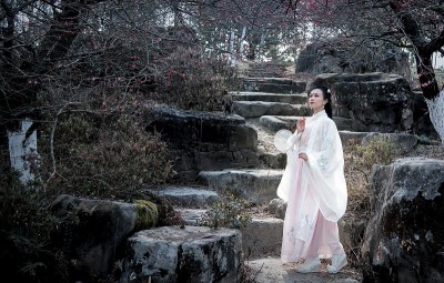 穿着传统服装的妇女