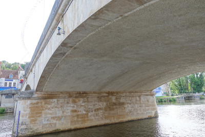 混凝土和石桥上的Yonne河在Clamecy Nièvre Bourgogne-Franche-Co
