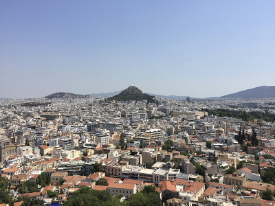 从希腊雅典的雅典卫城看利卡贝图斯山，也被称为利卡贝图斯。