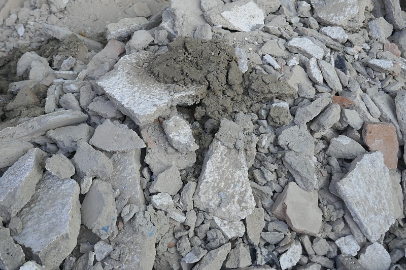 建筑废墟，瓦砾堆，残余的混凝土地基