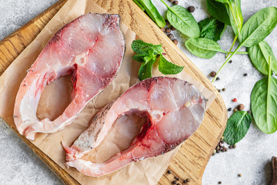 鱼白色果肉肉牛排银色鲤鱼生海鲜健康食品准备烹饪小吃减肥餐俯视图拷贝空间背景乡村俯视图