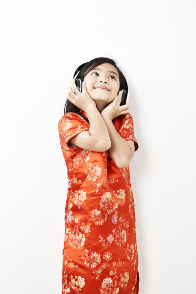 女童过年带着耳机听音乐