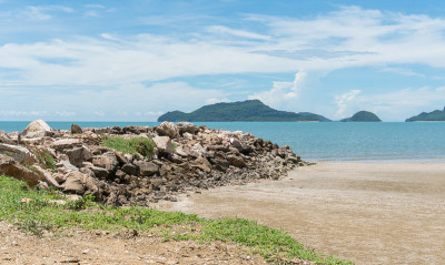 石头或石堆或堆在海滩上的Prachuap Khiri汗泰国正常的观点