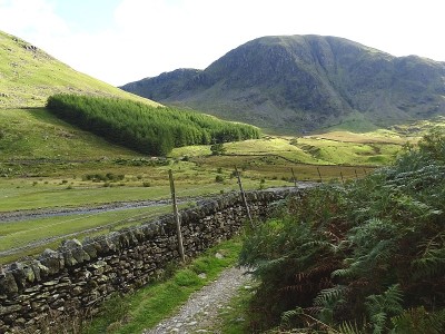 通往英格兰湖区Haweswater水库的道路