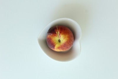 心形盘子里的桃子。