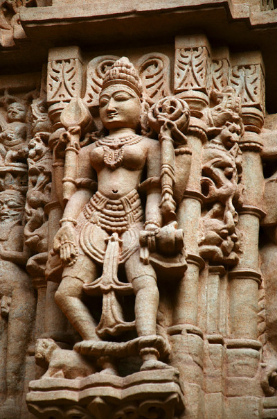 雕刻精美的神像，耆那教寺庙，坐落在要塞综合体，Jaisalmer，拉贾斯坦邦，印度。