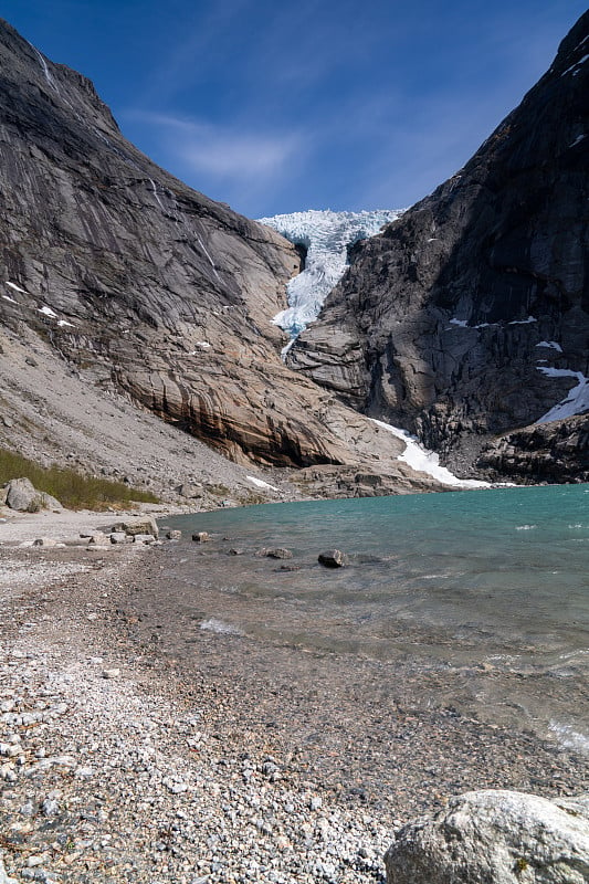 布里克斯达尔布林(Briksdalsbreen，布里克斯达尔冰川)是挪威维斯兰县斯特林市约斯达尔布林