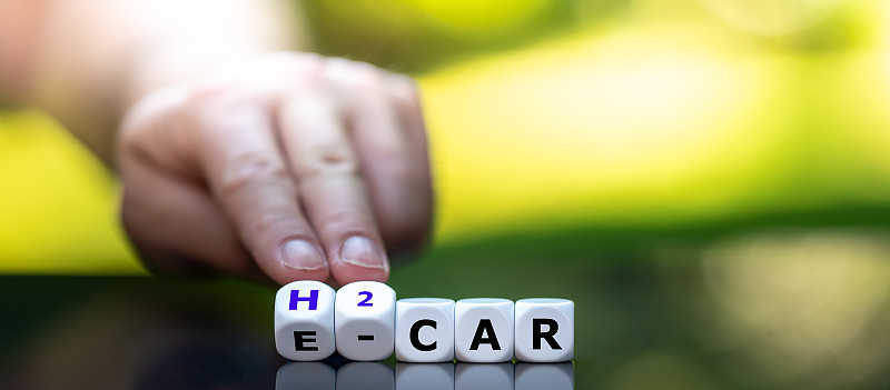 电动汽车还是氢燃料汽车?手转动骰子，把表达“e-car”变成“h2 car”。