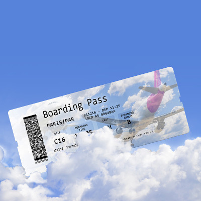 航空公司登机牌机票孤立在多云的天空-图像的内容是完全发明的，不包含在版权的部分-图像与复制空间