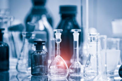 玻璃实验室化学试管与液体分析，医疗，制药和科学研究的概念。