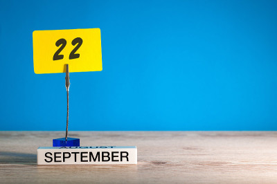 9月22日。月22日，日历上有教师或学生表，学生表上留有文字、抄写空间