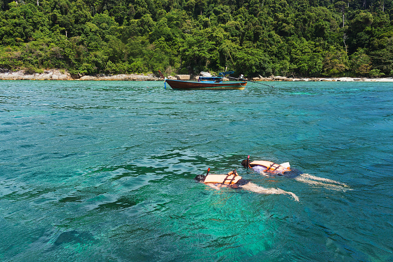 游客在海上浮潜