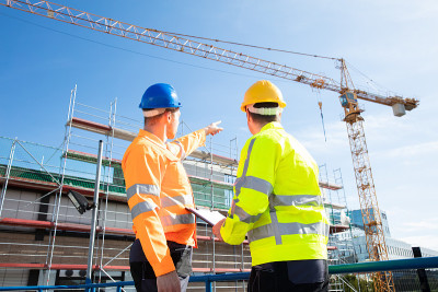 两位男工程师监督建筑工地