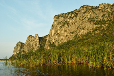 岩石悬崖和绿色森林在广阔的石灰岩山上湿地