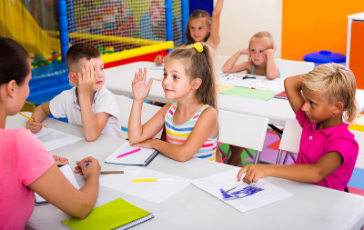 孩子们在学校的课堂上坐在一起学习
