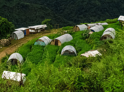 美丽的小山谷在山区