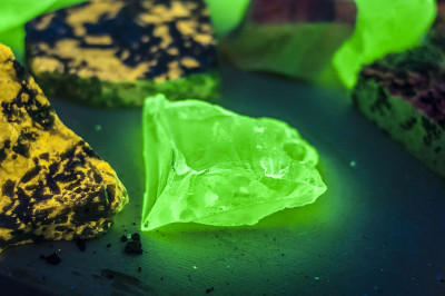 紫外线下的晶体荧光