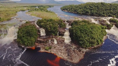El Hacha瀑布鸟瞰图。委内瑞拉，卡纳马国家公园