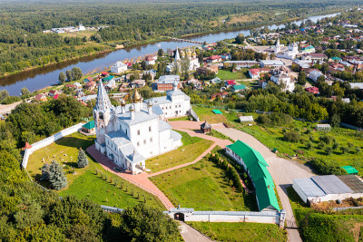 天使报喜大教堂和克莱亚兹马河的鸟瞰图。Gorokhovets。俄罗斯