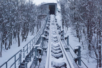 缆车站和积雪覆盖的树木