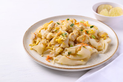 泰国菜，鸡蛋和鸡肉炒米粉