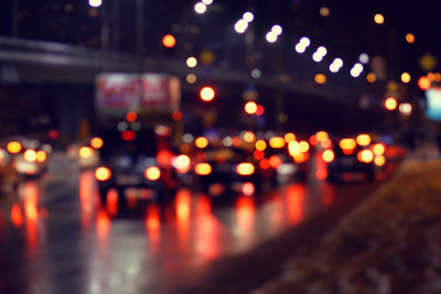 夜色城市的模糊背景。