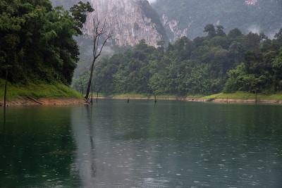泰国素拉他尼考索热带雨林中的山脉和湖泊