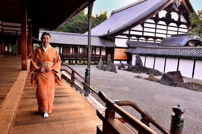 穿着和服的日本妇女在京都东福寺缓慢行走