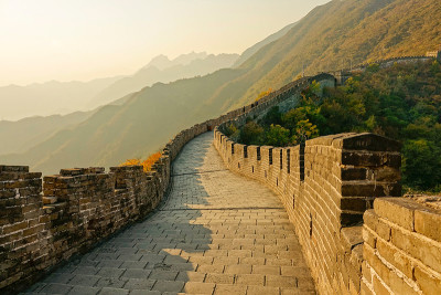 长城顶上的鹅卵石小路，金色日出的美景。