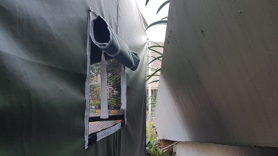 在狭窄的巷子前面敞着的帐篷的帘子