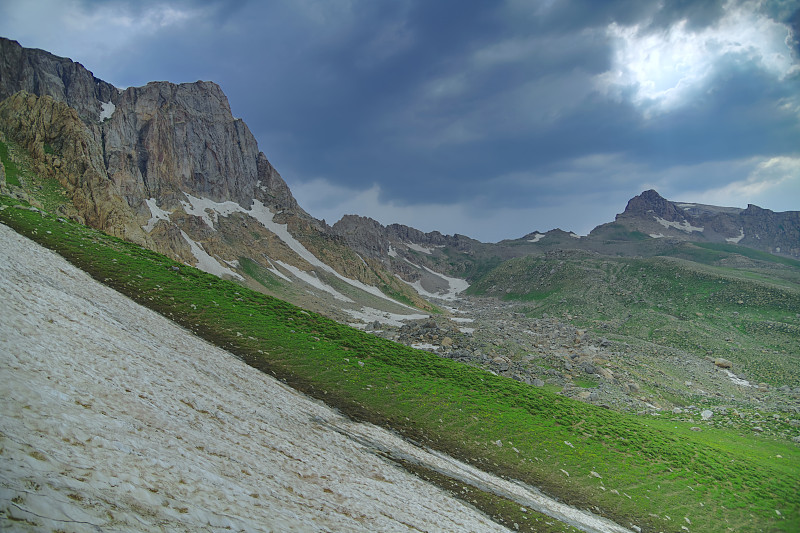 巴拉亚提地区的Hasari Sakran Mountain