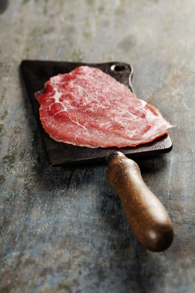 老式切肉刀和生牛肉片