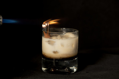 火焰肉桂鸡尾酒与卡鲁瓦酒，爱尔兰百利奶油和萨姆布卡