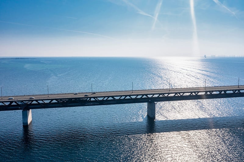 在波罗的海日落时，厄勒海峡大桥的全景