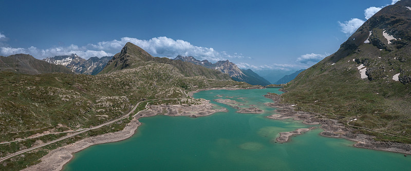 从山上俯瞰伯尼纳山口的Lago Bianco水库