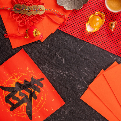 中国农历一月新年的设计理念-节日饰品，红包(ang pow，红包)，俯视图，平铺，头顶上方。“春”这