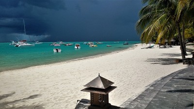 风暴后-戏剧性的热带云图在夏季暴雨后，Le Morne，毛里求斯，印度洋