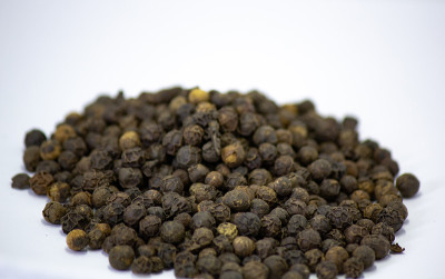 胡椒粉，一堆黑胡椒(方块)或黑胡椒(方块)，方块，药用植物和香料