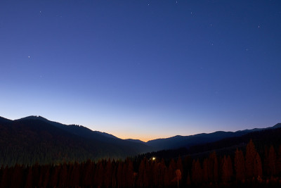 晚上的风景。满天繁星和群山。